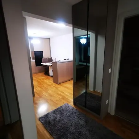 Luxury Apartment. 10 Minutes Taxi Ride To Center