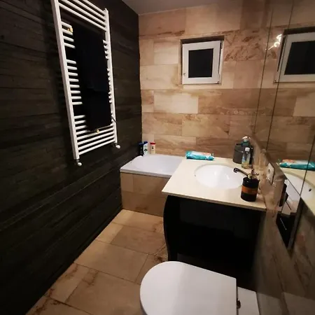 Luxury Apartment. 10 Minutes Taxi Ride To Center *